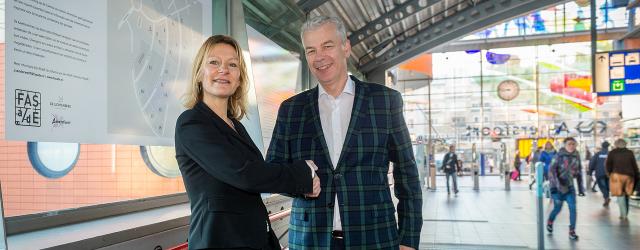 Johanna van der Werff en wethouder Hans Buijtelaar